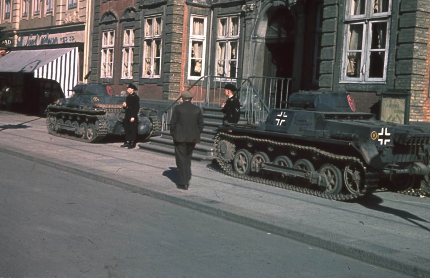 二战老照:德军占领丹麦酒店充当指挥部 1号坦克变身"门卫"