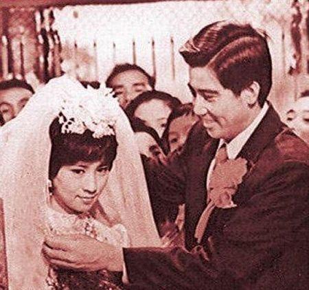 秦汉与经营化妆品公司的邵乔茵结婚,先后育有女儿孙诗雯,儿子孙国豪