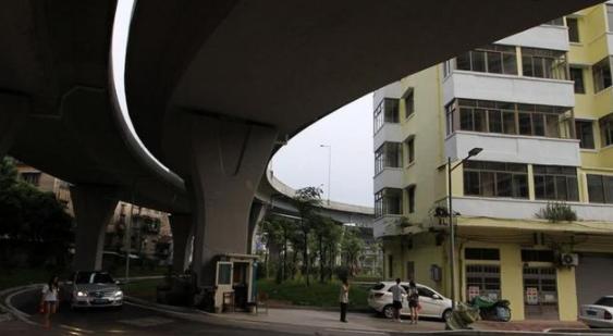 立交桥里的钉子户,因要求太高被设计成地标,结局让人哭笑不得!