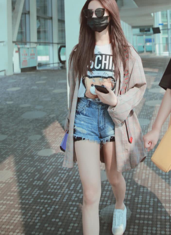 有一种"安全裤"叫做杨超越的安全裤,网友:村姑就是村姑!