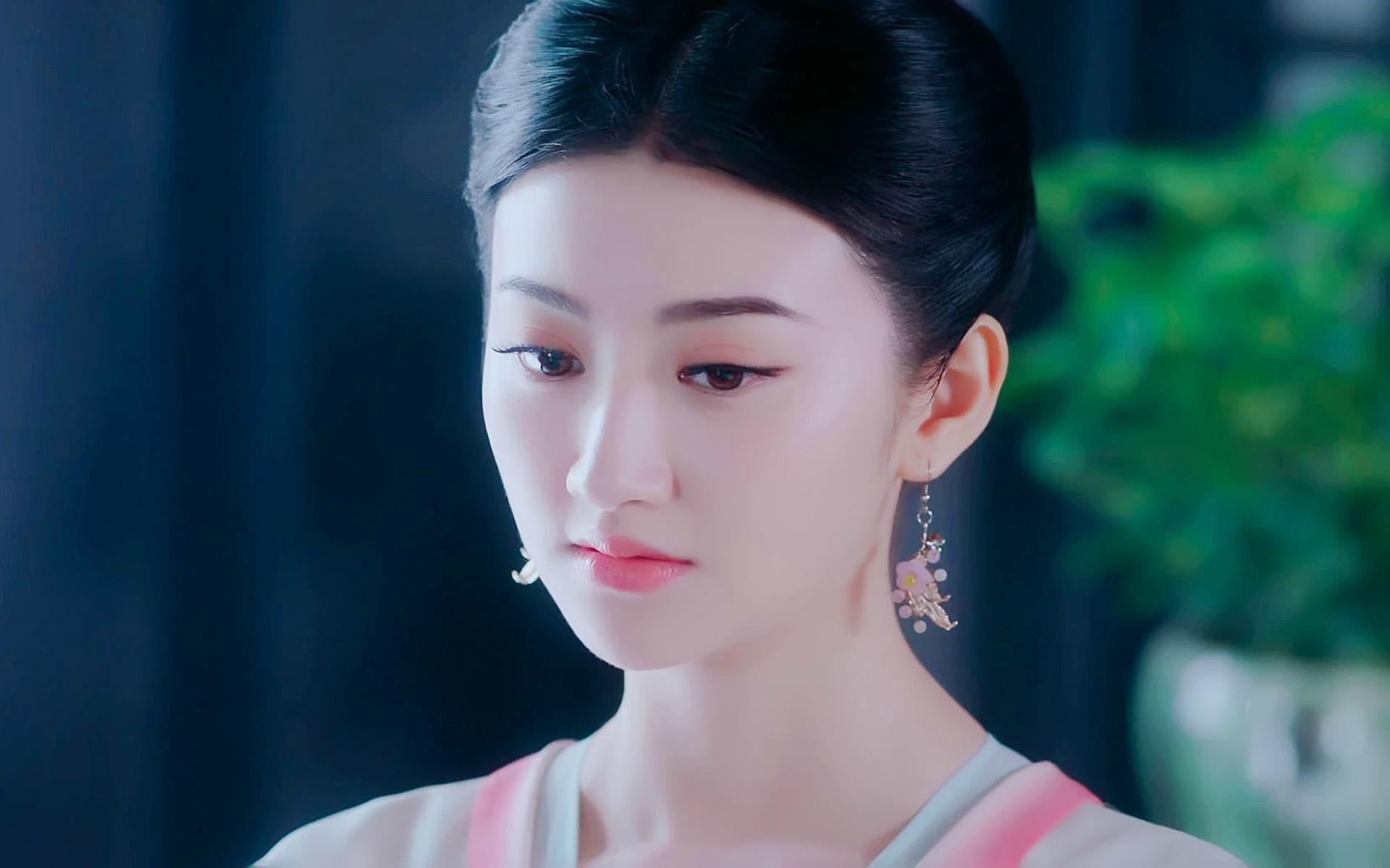 去年因为古装大作《大唐荣耀》的播出,景甜获得了不少观众的喜爱,糟糕