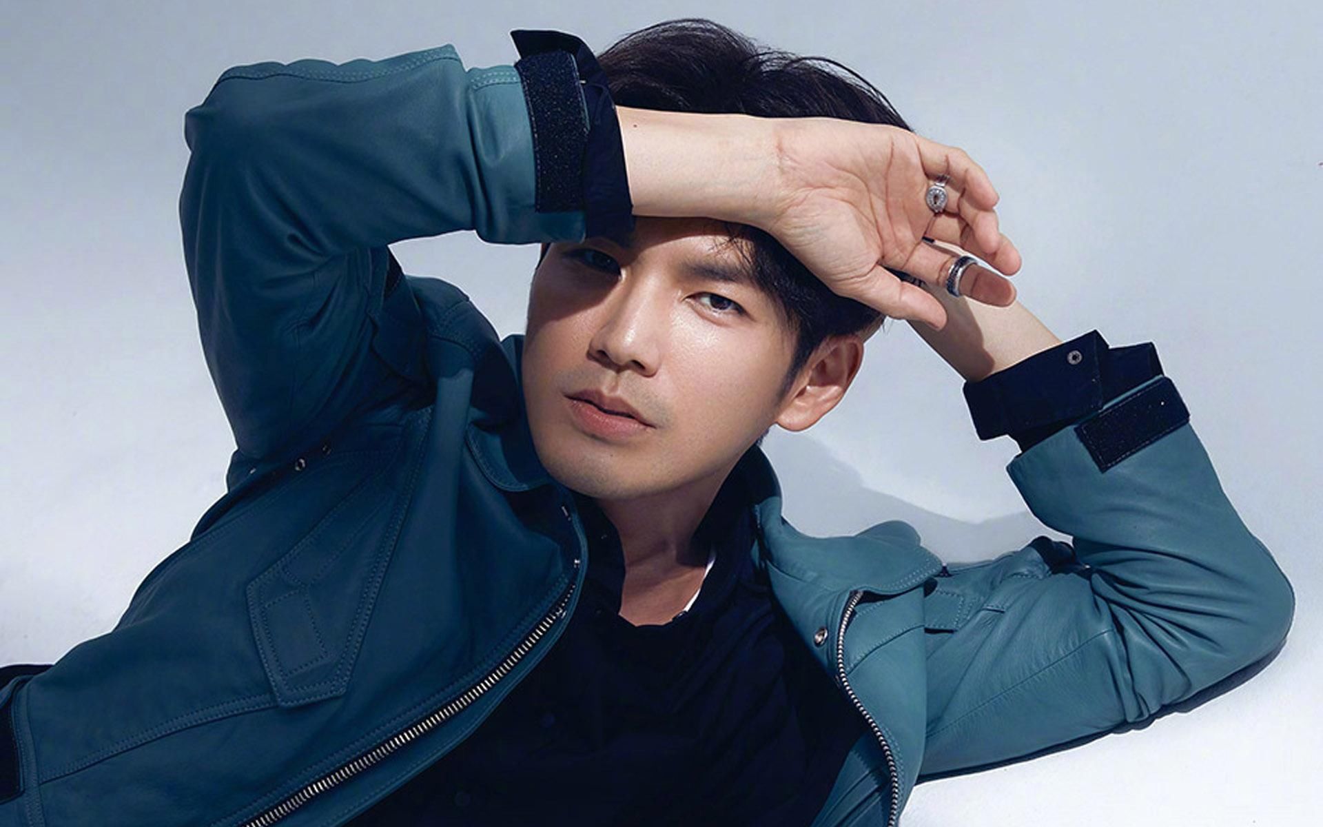 钟汉良一身军装颜值不减当年,与杨幂同坐非常养眼