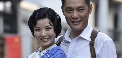 被妻子捧了整整20年,成名后却劈腿年轻嫩模,为了再婚双双改名