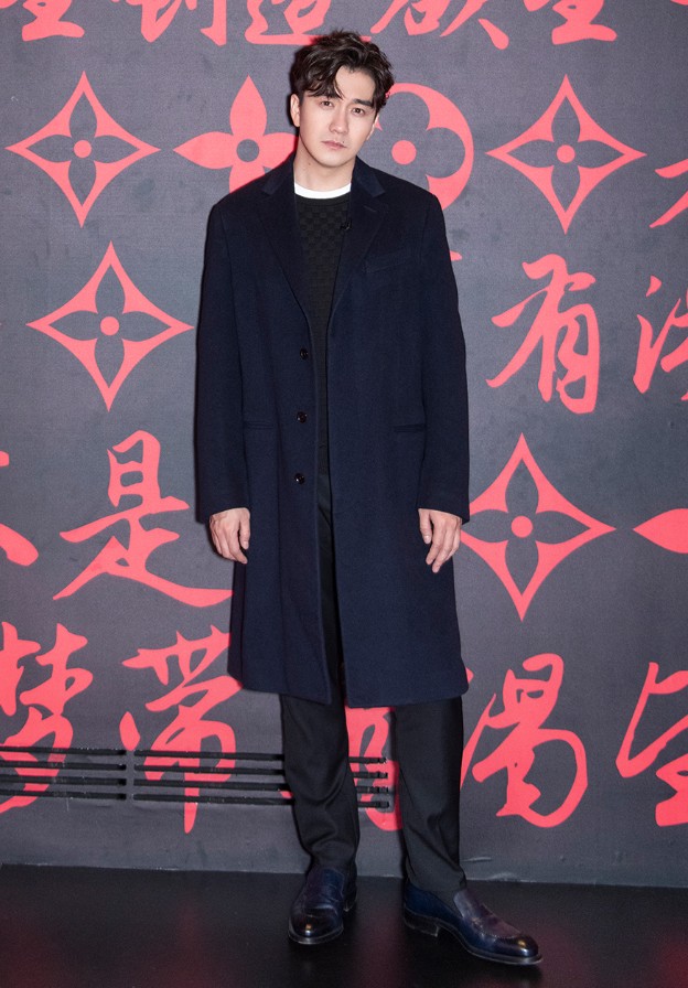 翟天临的脚有多大啊?穿了双"脚蹼鞋"亮相,可以直接去潜水了!