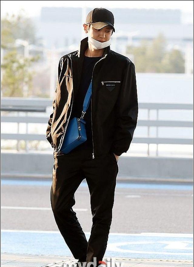 朴灿烈街拍:prada夹克搭配蓝色挎包成熟潇洒