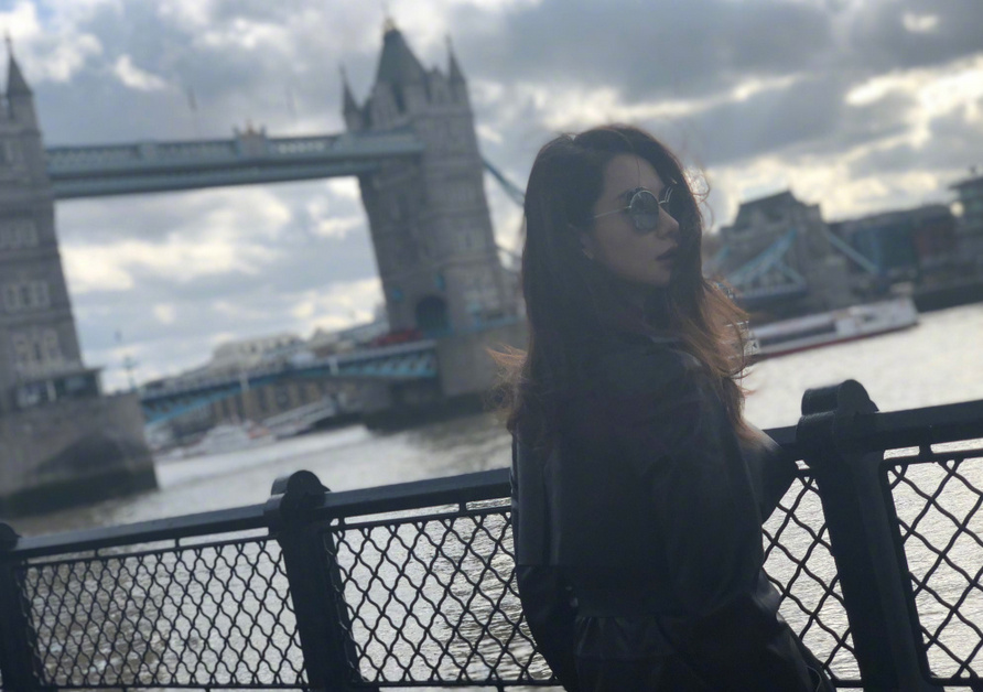 成都戚薇和美籍韩裔李承铉,幸福结合,如今女儿已长大,背影萌翻