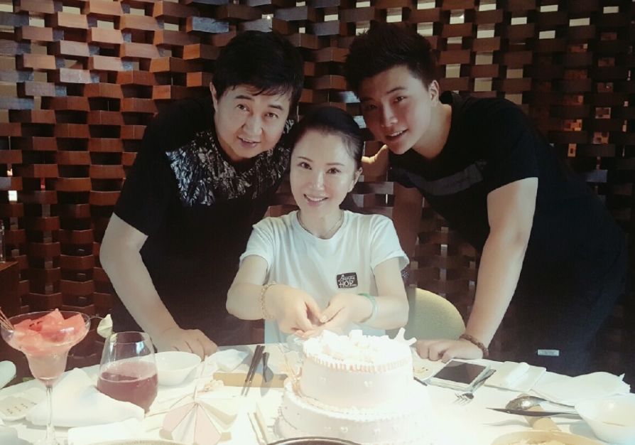 付笛生一家近照曝光,50岁任静端庄优雅,儿子付豪成"霸道总裁"