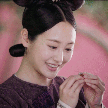 有人说:李纯有些像王鸥……为此王鸥还专门回应道:像吗?