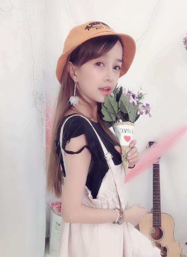 身高仅1米的网红女孩,因颜值太高引来大批追求者,却均被其拒绝