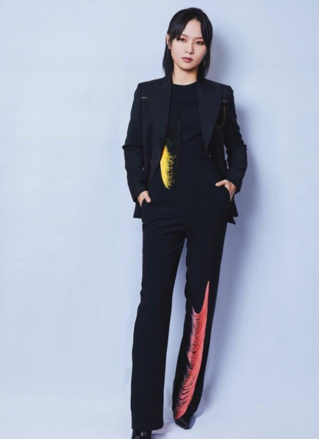 周笔畅穿史上最薄的高跟鞋,与地板融合在一起,脚咋塞进去的?