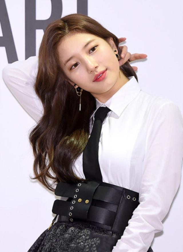 裴秀智衬衫配蛋糕裙真是不管怎么穿都超级甜不愧是初恋脸