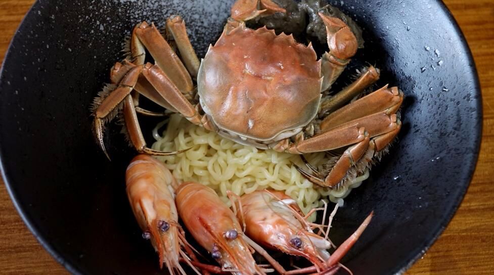 放入方便面调味料,不喜欢吃方便面调味料的可以自己调.