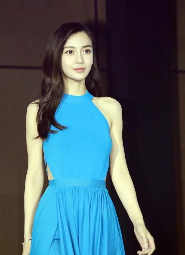 angelababy这身蓝色露背裙好有气质脚背的纹身也有个性