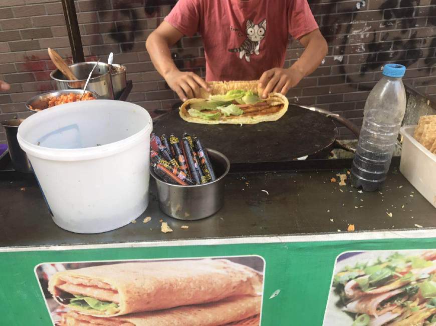 小伙辞职卖煎饼果子收入没以前高人还晒黑了但我很佩服他