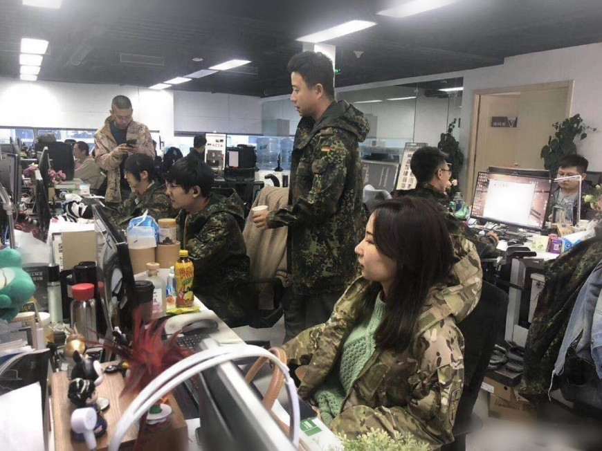 网友晒工作照:程序员穿上了冲锋衣,女码农引人注目!