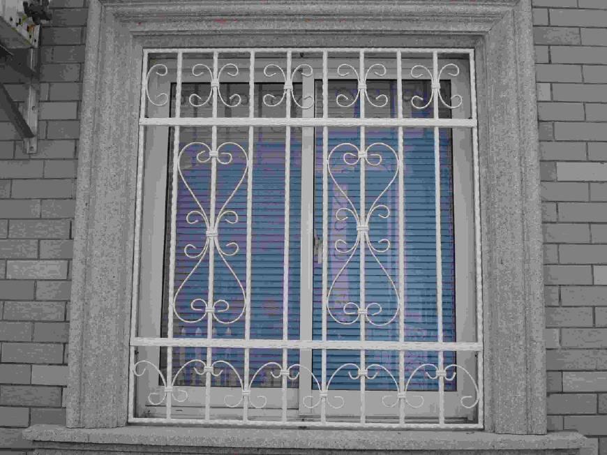 阳台别再装传统防盗网了, 如今流行装这种代替, 实用又省钱!