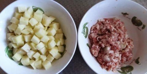 2 土豆切丁,泡水洗去淀粉,控干水份备用;肉末用葱姜末,料酒,水淀粉