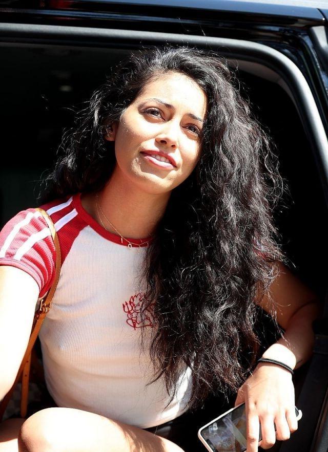 贝克汉姆准儿媳辛迪紧身衣配热裤逛街,恋爱后变胖成名靠一张照片|辛蒂