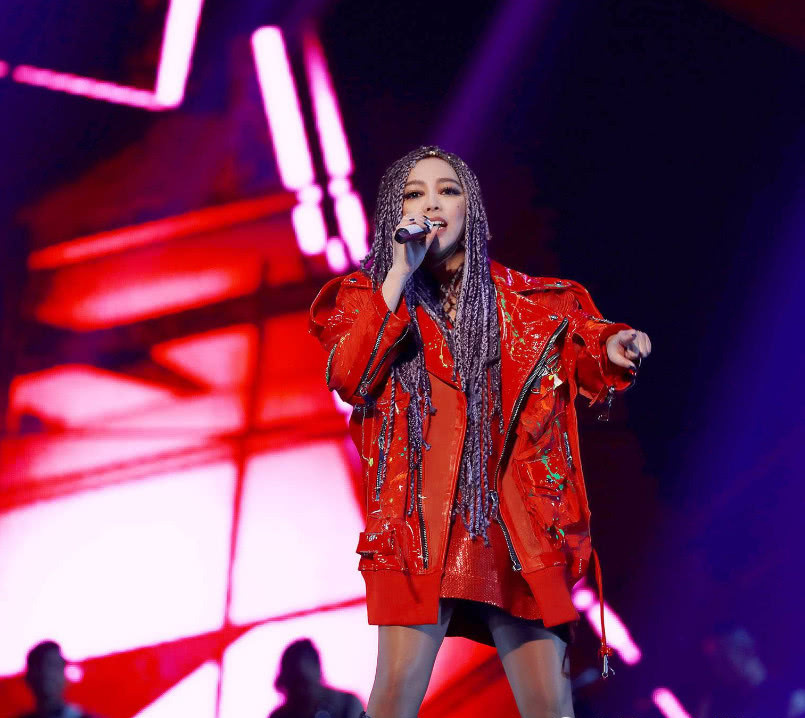 她从3位天后抢下金曲奖,为了钱甘愿在《歌手》一轮游,网友:服