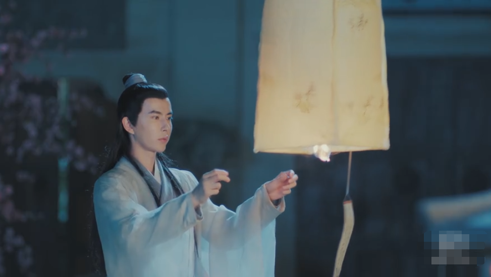 新白娘子传奇:许仙当真爱慕白素贞?下雨打伞时暴露"渣男"气质