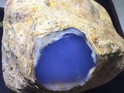 科学家找到一枚宝蓝色石头,在3000℃高温中仍保持完好