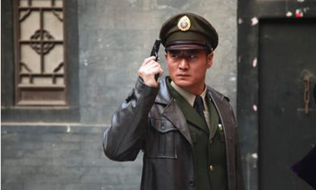 他是娱乐圈有名的硬汉,曾和赵薇有过恋情,如今娶了个貌美妻子|范雨林