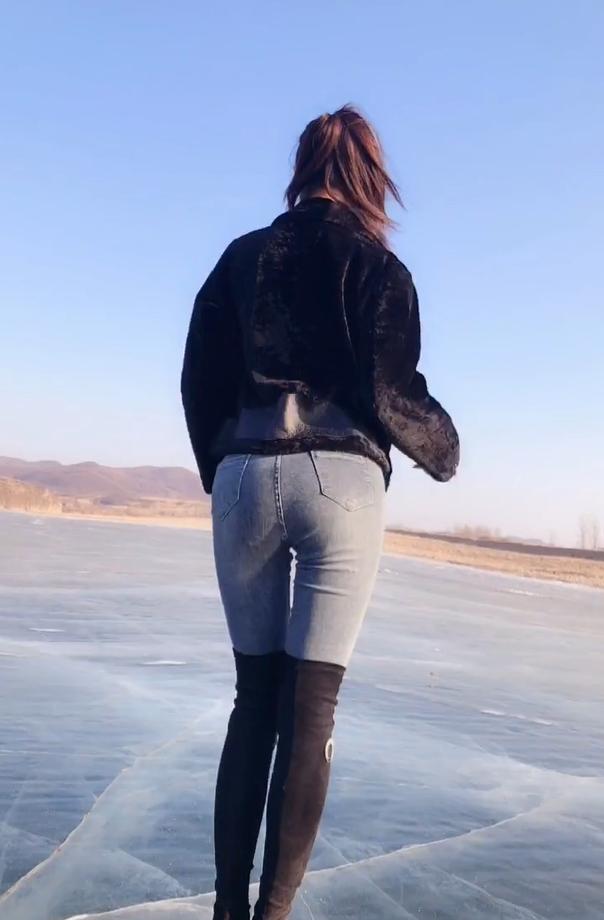 冰面上的北方美女,穿个"打底衫"现身,美丽的"冻女人"