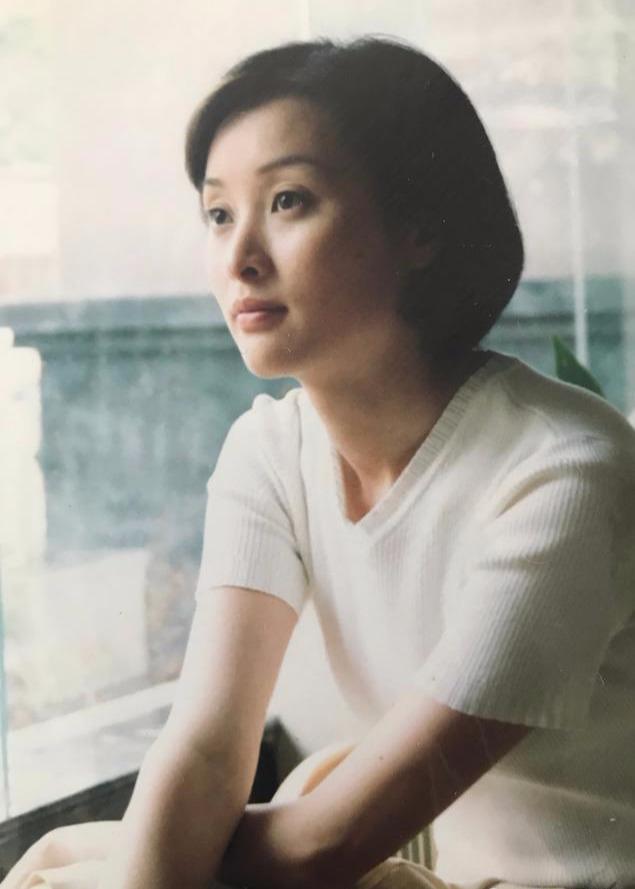 年轻时候的吴越,同样留着短发的她,脸上还有些婴儿肥,十分清纯可爱.