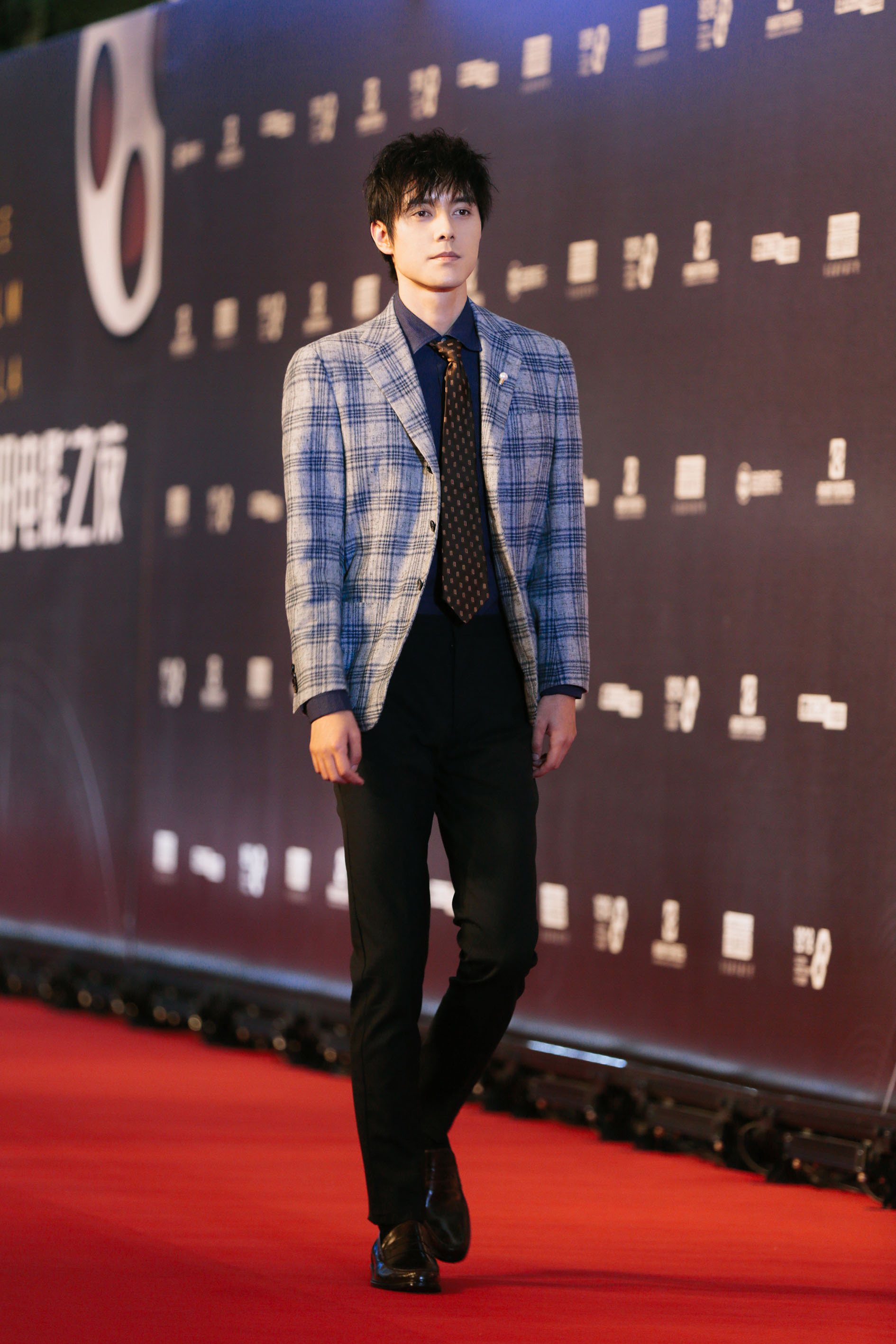 张超帅气出席2018电影嘉年华 深情献唱致敬经典电影