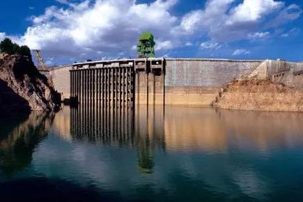 太极湖黄河出刘家峡便转弯向西而去,又在盐锅峡大坝前形成了一个人造