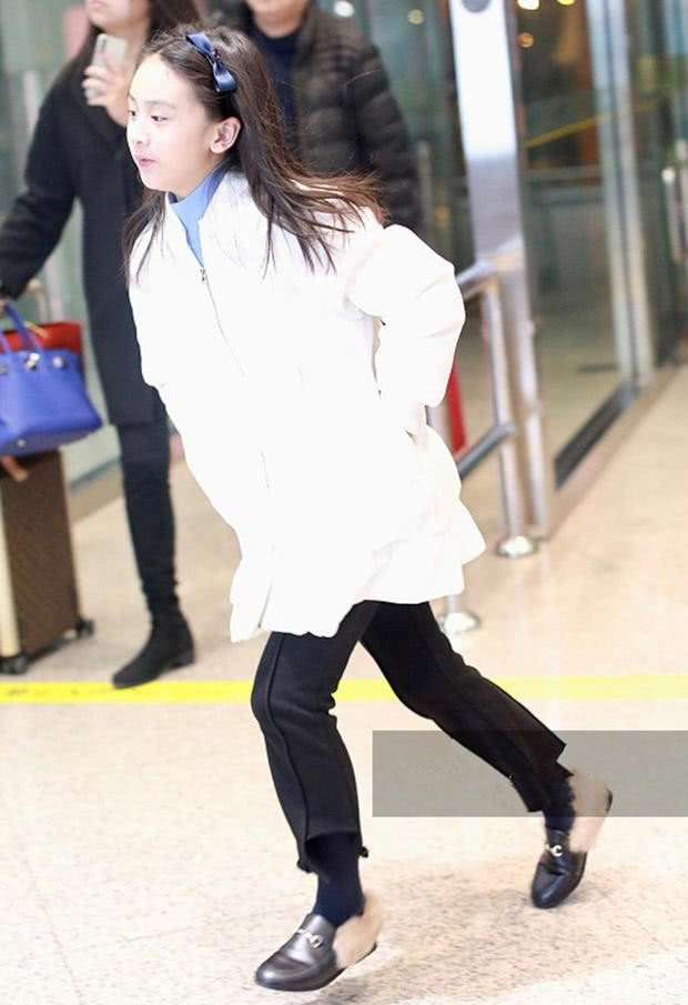 田亮身穿黑色羽绒服和女儿森碟现身机场 模样清纯可爱