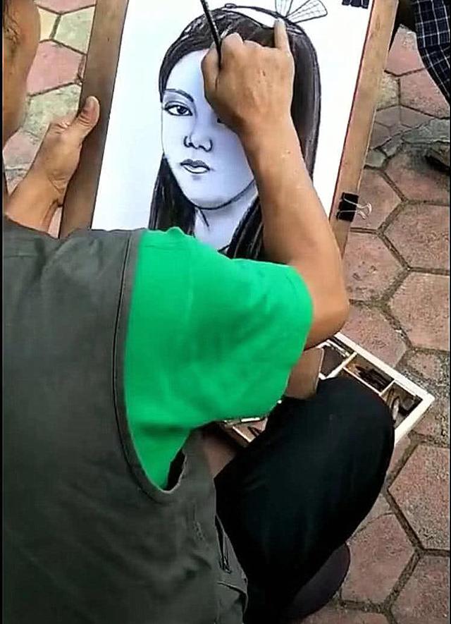 老汉街头给人画像,一开始以为是废铁,看到模特才发现这是王者!
