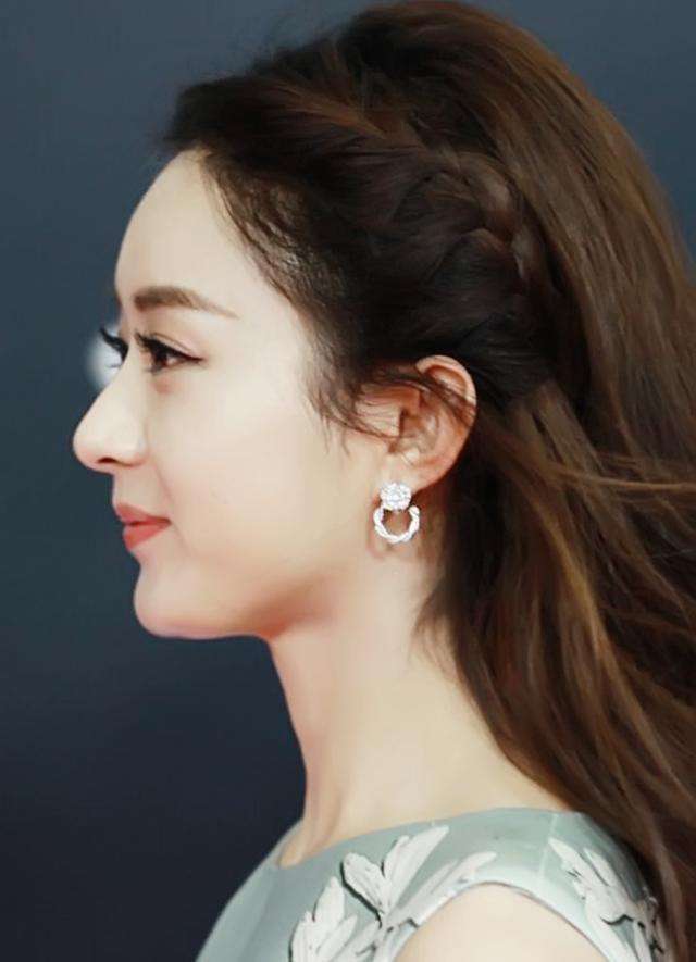 侧颜比正脸好看的女星: 杨颖刘亦菲上榜, 迪丽热巴不及她好看