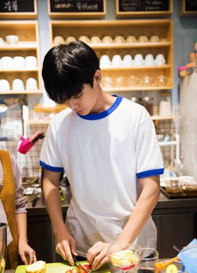 《回到过去拥抱你》定档,侯明昊颜值在线穿上校服成校草,太帅了