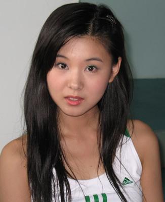 而说到童星有一个人就不得不提,她就是李小萌,作为童星,李小萌16岁就