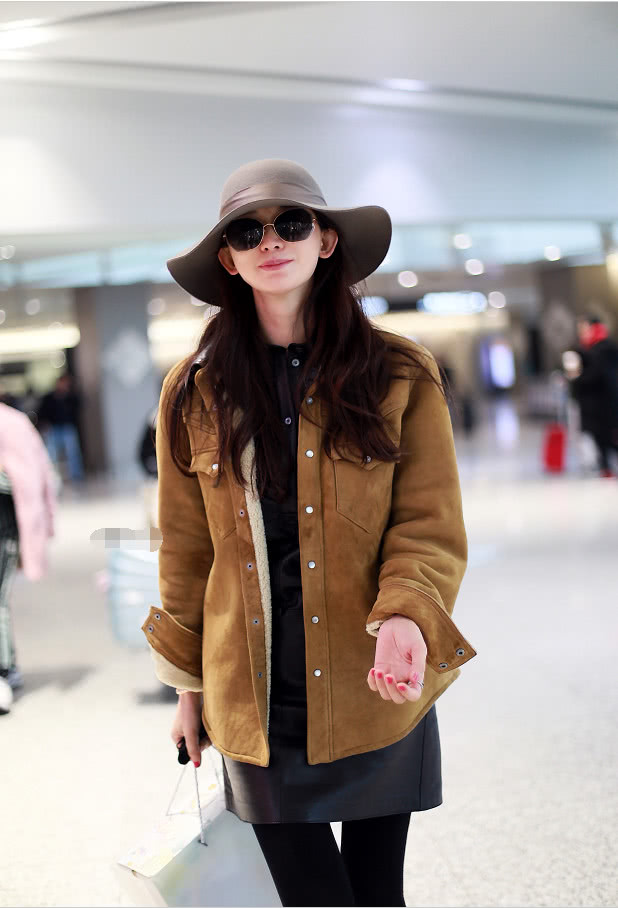 林志玲身穿驼色外套内搭黑色衬衣现身机场 脚踩高筒长靴秀长腿