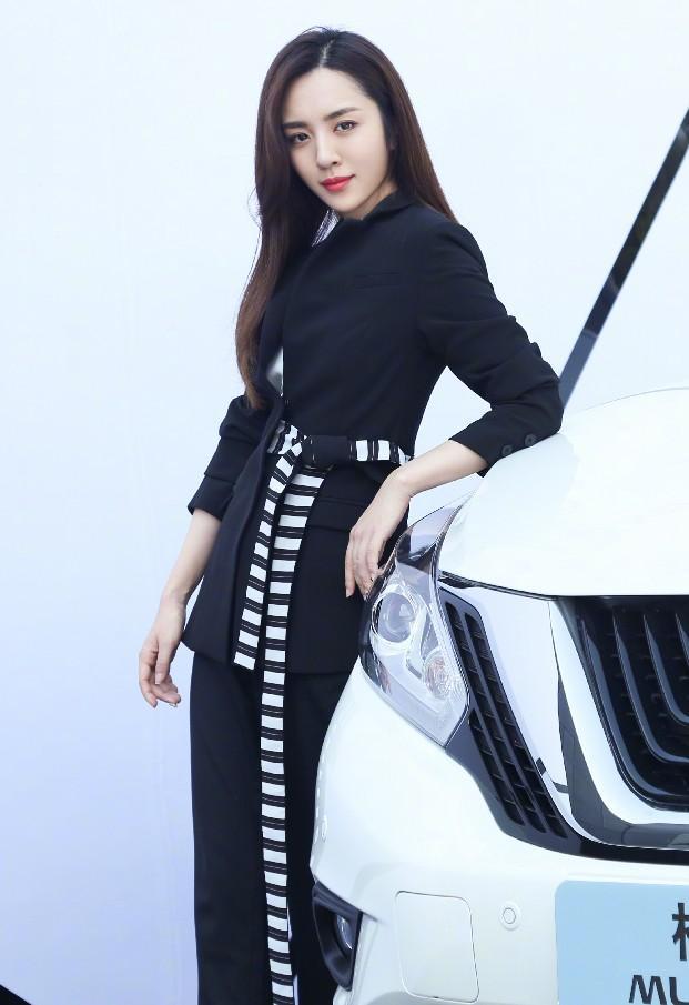 王晓晨真是喜欢画蛇添足西装上系根绳子帅气的造型都给毁了