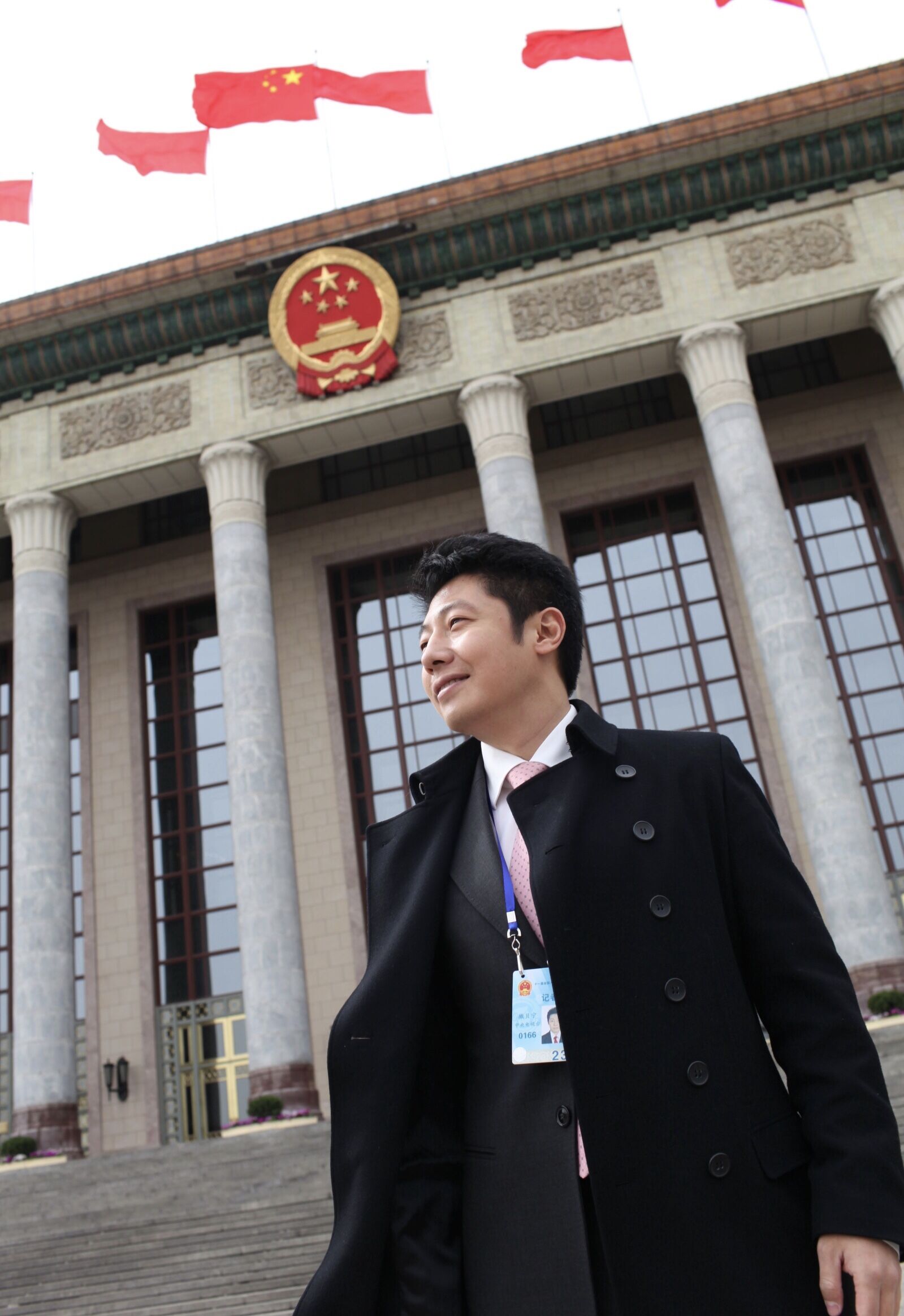 撒贝宁问院士:玩纸飞机哈口气有什么用?院士4字让小撒哑口无言