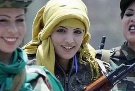 就散了他的美女保镖队,让她们各自去逃命,尤其是嘉莉娜·柯洛尼斯卡