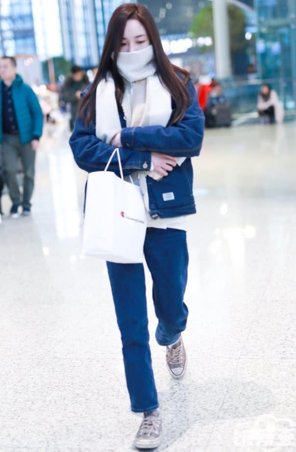 赵嘉敏穿牛仔套装现身机场,保暖时尚一举两得,她的腿太吸睛