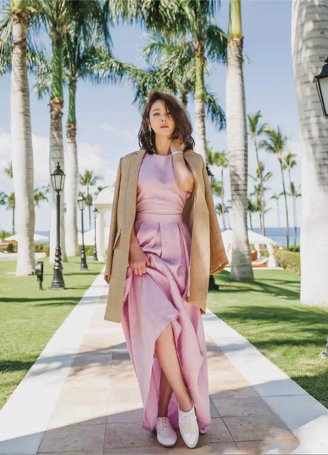 金成铃身材十年如一日一袭长裙配短发减龄又少女哪像52岁