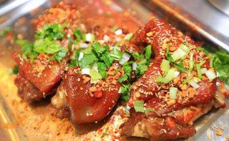 烤牛蹄经这三道工序 做出来成品是很好下酒菜 加上自制蘸料!