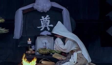 守灵人必须保证灵堂灯火通明,烧纸,烧钱,香水不断,死去的人怕黑暗,去