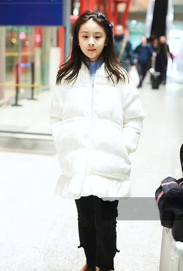 田亮身穿黑色羽绒服和女儿森碟现身机场 模样清纯可爱