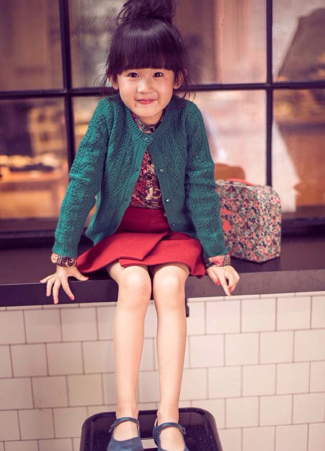 对于求刘海很执着的女生,贝儿很小的时候就显示出了自己身高的优势