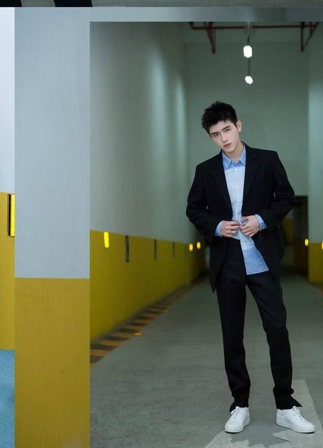 陈飞宇口误台下群星反应亮眼网友胡歌你能收敛点吗