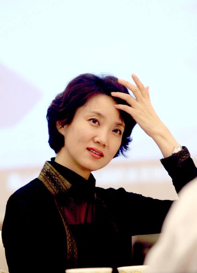 56岁央视主持人李修平近照曝光,和郭晓冬老婆程莉莎同框不输阵