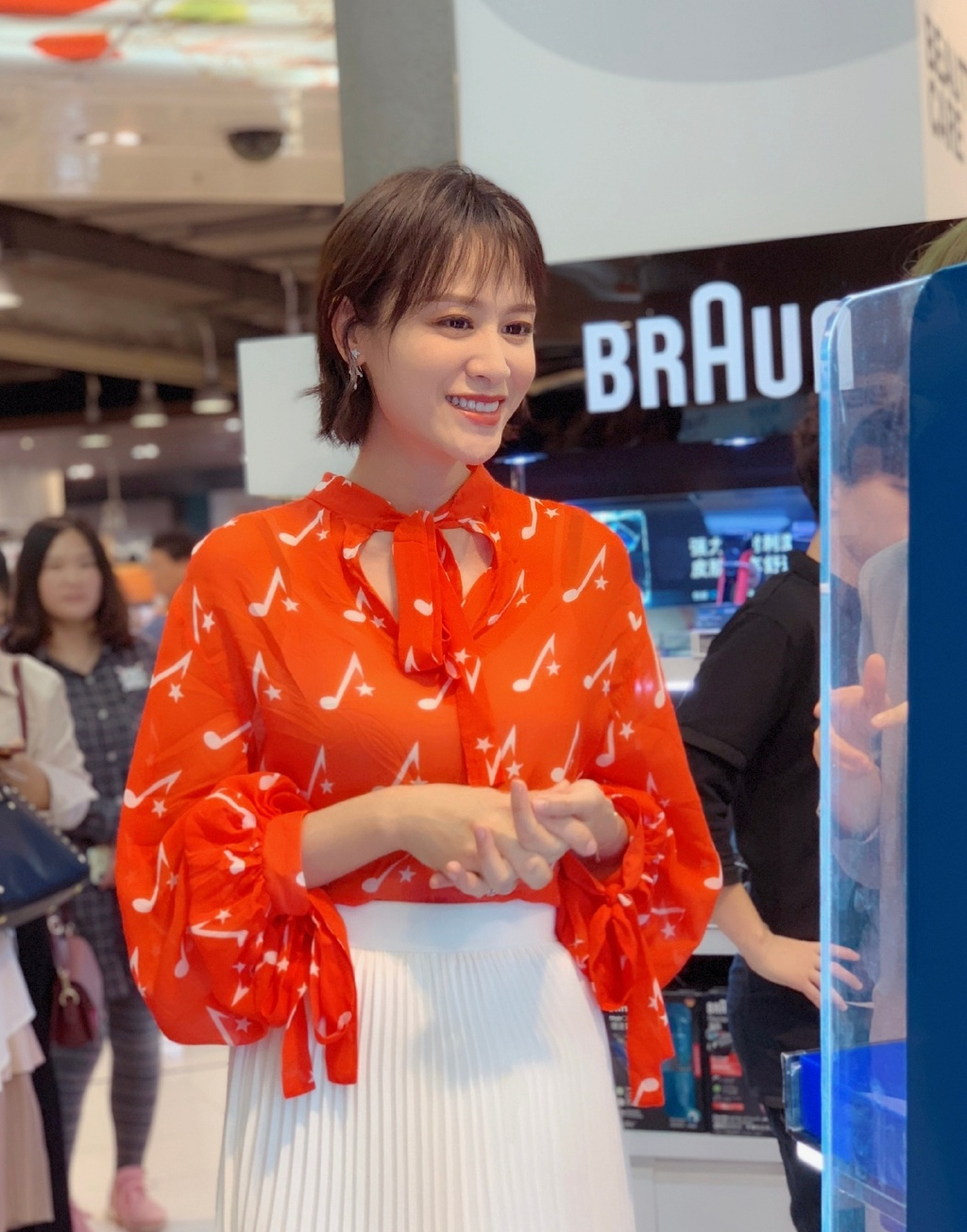 叶一茜新发型真显嫩只是剪款短发造型减龄10岁看完好想剪