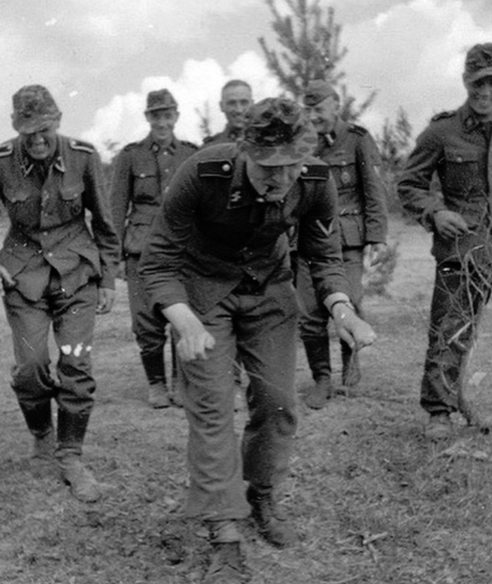 照片拍摄于第二次世界大战期间,1943年夏季在东线战场上的德军士兵,在