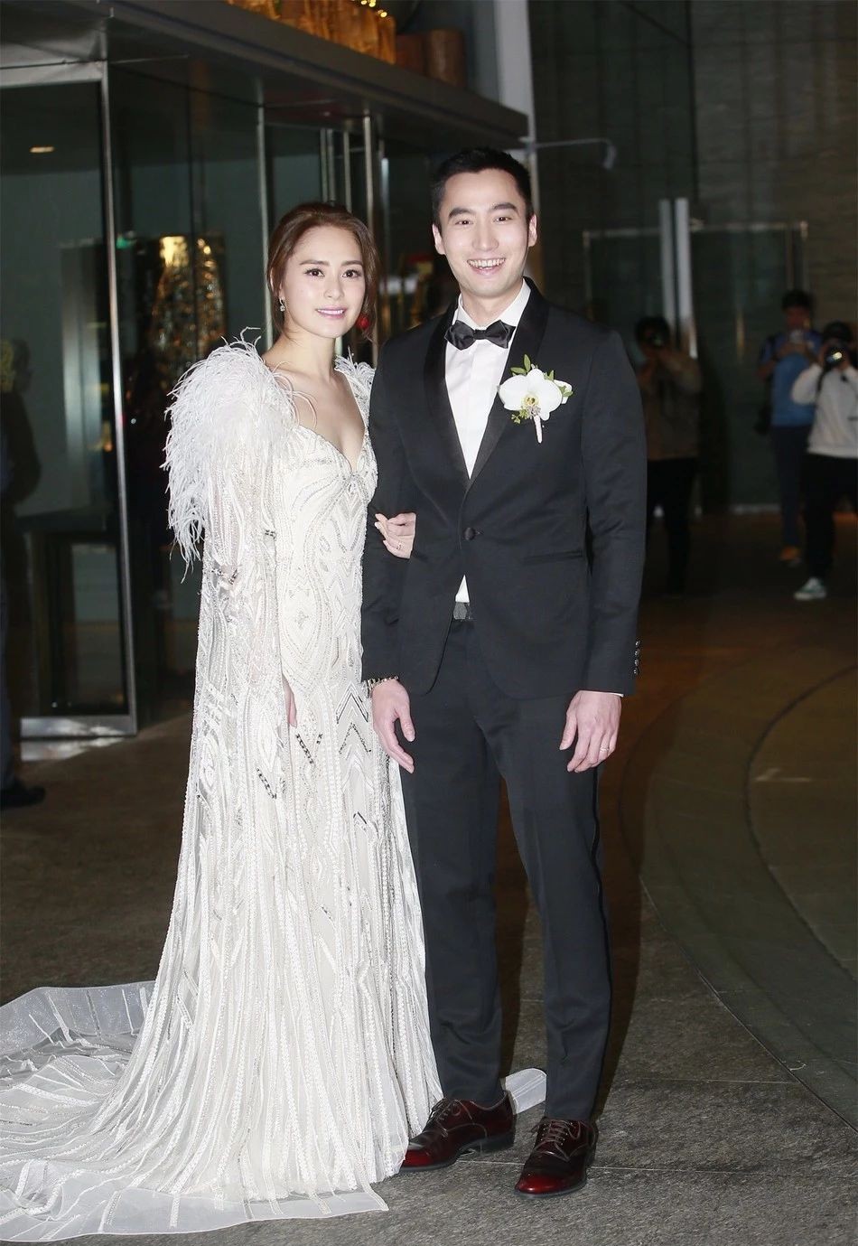 阿娇正式婚礼现场照曝光,羽毛婚纱和伴娘服太特别了!